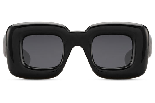 Firkantede solbriller med sort tyk stel set fra fronten