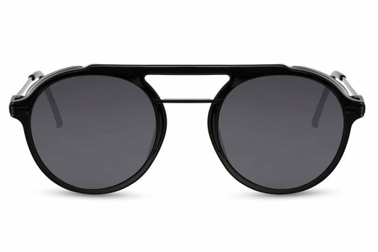 Runde hurtigbriller i laboratorie stil med sorte glas og stel set fra fronten