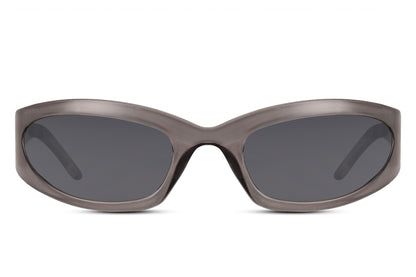 Brede hurtigbriller med grå spidse glas og stel set fra fronten