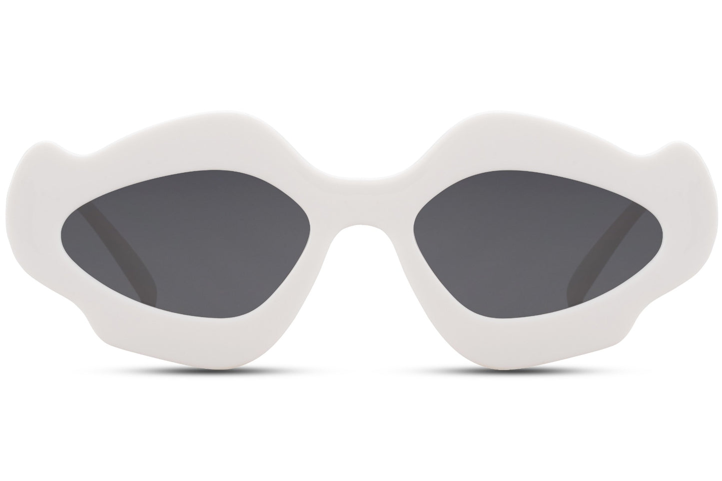 Hurtigbrille med speciel form og design i hvid set fra fronten