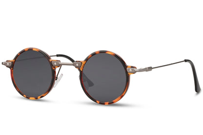 Små runde solbriller til udklædning med sorte glas og tyndt leopard stel set fra siden