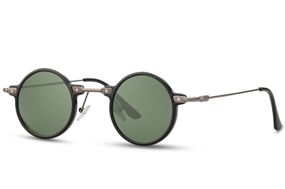 Små runde solbriller til udklædning med mørkegrønne glas og tyndt sort stel set fra siden